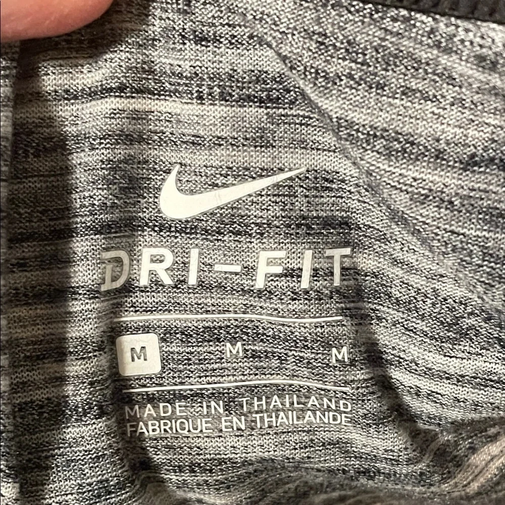 🏃‍♀️🏃‍♀️🏃‍♀️3 for 12$🏃‍♀️🏃‍♀️🏃‍♀️Nike Women's Black and White Striped Tank Top
